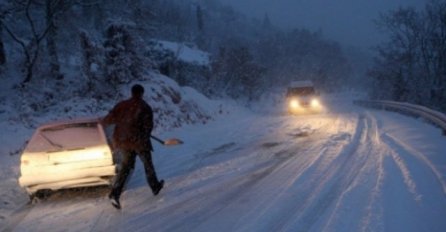 SNIJEG NAPRAVIO PROBLEME NA PUTEVIMA: Saobraćaj otežan, led na kolovozima, VOZAČI BUDITE OPREZNI