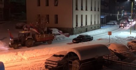 Traktori, automobili, zastave i muzika: Evo šta se večeras dešava u Srebrenici na Badnje veče (VIDEO)