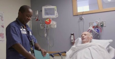 NJEGOV POSAO JE DA VODI PACIJENTE DO SOBE: Snimak kamere otkrio  šta ima stvarno radi 