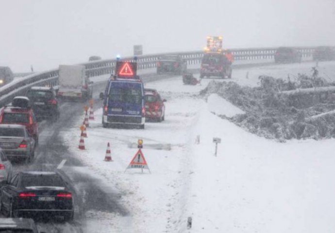 ALARMANTNO, SNIJEG ZATRPAO SVE, TROJE MRTVIH, MNOGO NESTALIH: Najgore tek dolazi, STRAVIČNI PRIZORI (FOTO)