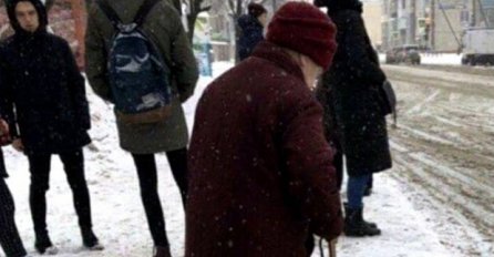 SRCE NA CESTI: Starica pobijedila zimu na romantičan način i svima pokazala šta znači ŽIVJETI 