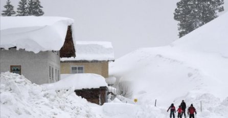JEZIVI PRIZORI, STIŽE JOŠ METAR I PO SNIJEGA: Škole zatvorene, najgore se tek očekuje! (FOTO)