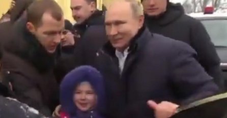 PUTIN VIDIO DA DJEVOJČICA PLAČE, A ONDA JE IZAŠAO IZ LIMUZINE: Rekao joj je ove riječi i ona se smirila (VIDEO) 