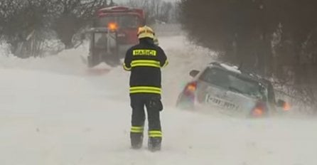 TOTALNI HAOS, LJUDI ZAROBLJENI, A NAJGORE TEK DOLAZI! UPOZORENJE GRAĐANIMA: Ostanite u kućama! PRIZORI SU ZASTRAŠUJUĆI (VIDEO)