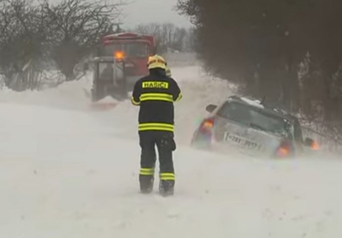 TOTALNI HAOS, LJUDI ZAROBLJENI, A NAJGORE TEK DOLAZI! UPOZORENJE GRAĐANIMA: Ostanite u kućama! PRIZORI SU ZASTRAŠUJUĆI (VIDEO)