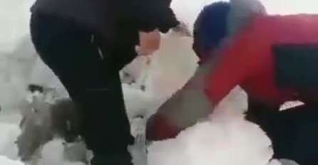 Nevjerovatni prizori sa planina u BiH! SNIJEG ZATRPAO CIJELO STADO: Ljudi su čupali ovce iz snijega, OVO JE SVE IZNENADILO