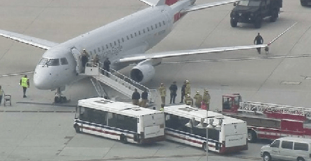 NISMO MOGLI NI SLUTITI: Evo zašto se u avion putnici uvijek ukrcavaju sa lijeve strane 