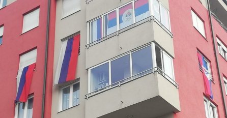 OKITIO SVAKI PROZOR: Banjalučanin srpsku zastavu stavio i na balkon (FOTO)