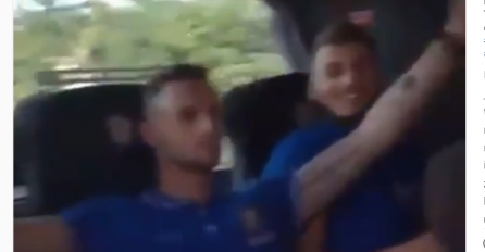 POGLEDAJTE KAKO HRVAT UČI ITALIJANE SRPSKIM HITOVIMA: U autobusu trešti Seka Aleksić! (VIDEO)