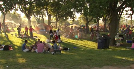 SRBIN U CHICAGU ZA BOŽIĆ PEKAO PRASE USRED PARKA: Prišla mu je policajka, uplašio se KAZNE, a ona je progovorila SRPSKI