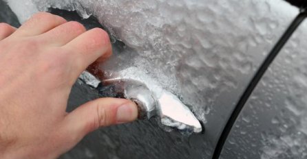 TRIK KOJI SVAKI VOZAČ MORA ZNATI: Evo kako da vam se vrata na automobilu nikad ne zalede (VIDEO)