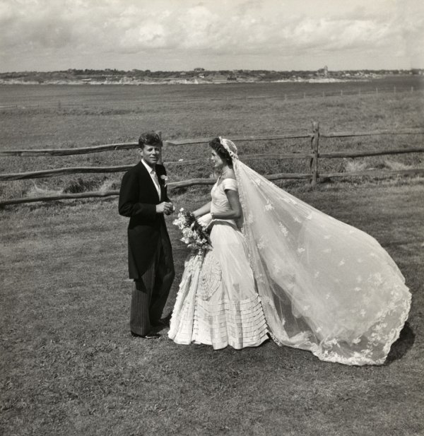 john-f-kennedy-i-jacqueline-bouvier-na-dan-vjencanja-1953-godine