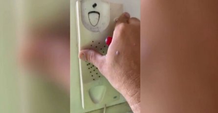 RADNIK JE ČUO DA ČUDAN ZVUK DOPIRE IZ TELEFONA: Kad ga je otvorio, VRISNUO JE OD ŠOKA! (VIDEO)
