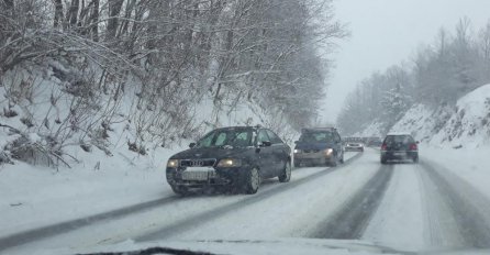 SNIJEG OKOVAO SELA, VANREDNO STANJE: Otkazana nastava, NAJGORE SE TEK OČEKUJE (FOTO)