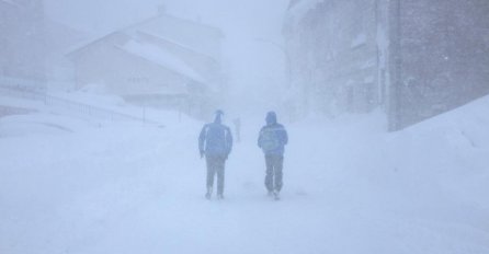 MJEŠTANI U PANICI, SMRZNUT ČOVJEK U SNIJEGU, POMOĆ NE MOŽE DO NJEGA: Snijeg preko pola metra, STANJE JE HAOTIČNO!