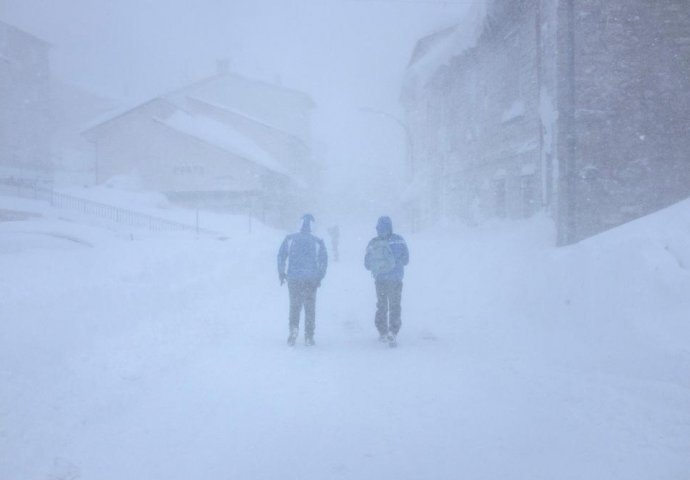 MJEŠTANI U PANICI, SMRZNUT ČOVJEK U SNIJEGU, POMOĆ NE MOŽE DO NJEGA: Snijeg preko pola metra, STANJE JE HAOTIČNO!