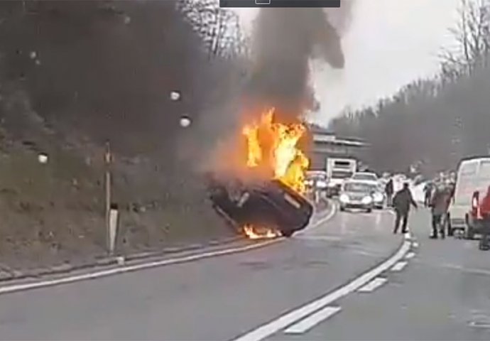 Gori automobil na putu Banjaluka – Prijedor (FOTO, VIDEO)