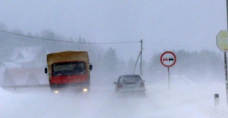 POTPUNI HAOS U SRBIJI, SNIJEG PARALISAO GRAD: Sve stoji, zaglavljeni autobusi, ljudi čekaju