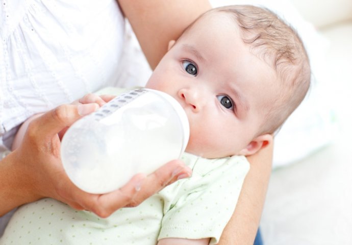 NOVO ISTRAŽIVANJE OTKRILO: Bebe hranjene na bočicu imaju veću šansu biti ljevaci nego dojene