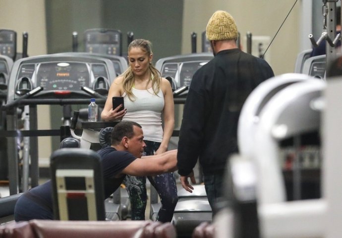 NEMA MILOSTI: Dok se njen dečko pati, Jennifer Lopez sve to snima mobitelom! 