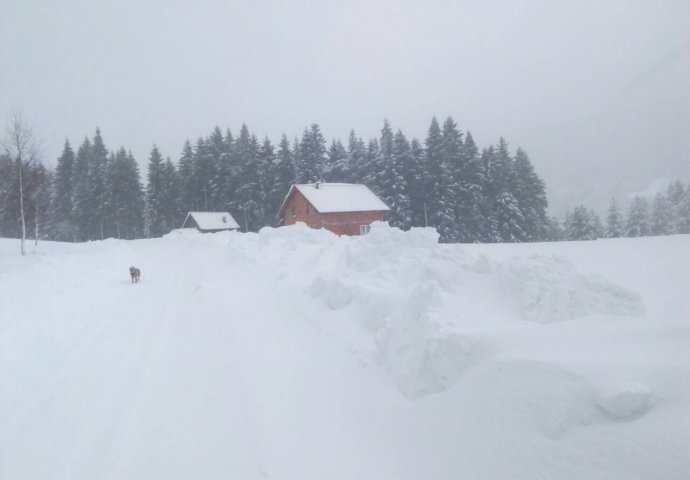 Snijeg paralizovao srebrenička sela (FOTO)