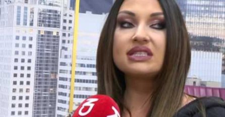 PJEVAČICA OBUKLA HALJINU SA OGROMNOM RUPOM: Izletjele obline koje je dugo krila (FOTO)