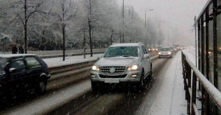 Poledica i snijeg na putevima u BiH, na GP Bosanska Gradiška duge kolone vozila