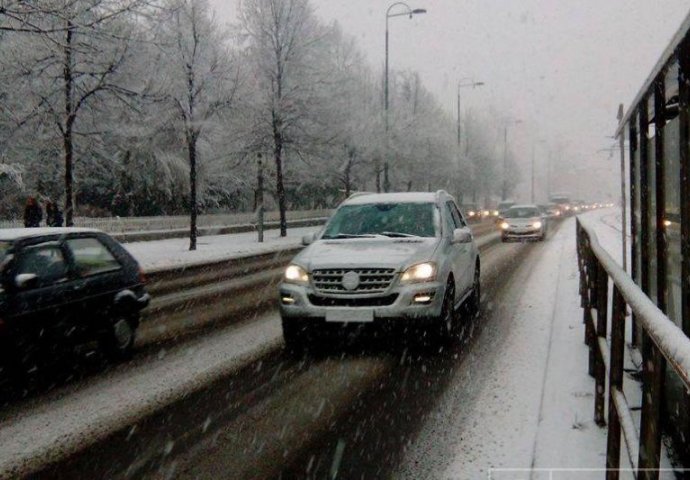Poledica i snijeg na putevima u BiH, na GP Bosanska Gradiška duge kolone vozila