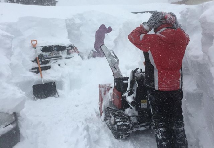 NOVA UZBUNA! Približava se sniježna oluja: Lavina zatrpala hotel, dječaka ubilo drvo