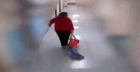 SVI NA NOGAMA, NADZORNA KAMERA SNIMILA OKRUTNU UČITELJICU: Pogledajte šta radi AUTISTIČNOM učeniku! (VIDEO)
