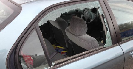 U SLUČAJU OPASNOSTI DOBRO JE ZNATI: Prozor automobila možete razbiti SAMO JEDNIM PRSTOM (VIDEO)