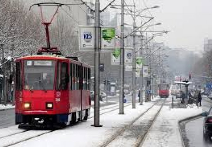 Jenda osoba povrijeđena na tramvajskoj stanici Otoka, saobraćaj obustavljen