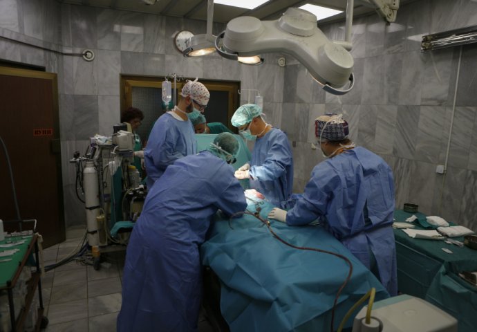 LJEKARI U SRBIJI ŠOKIRANI PRIZOROM: Ženi iz stomaka izvadili tumor težak 50 KILOGRAMA, mislila da se udebljala!