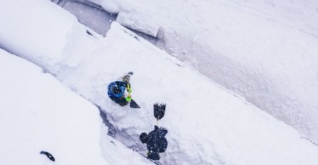 JEZIVO! SRBINA UBILA LAVINA: Čistio krov kuće i onda je nastao haos, helikopter došao na mjesto nesreće