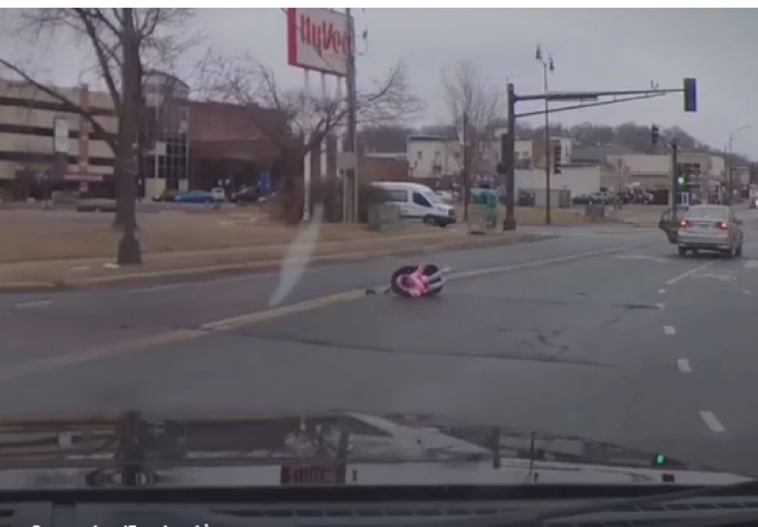 JEZIV PRIZOR: Kamera snimila uznemirujući trenutak u kojem je dijete ispalo iz auta (VIDEO)