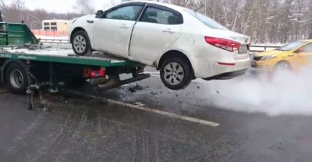 LUDI RUSKI VOZAČ: Nije dozvolio da mu "pauk" odnese auto, pogledajte šta je uradio 