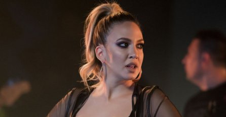 ZASTRAŠUJUĆE, TOKOM NASTUPA JE PRAVA BOMBA: Evo kako Milica Todorović izgleda poslije nastupa 