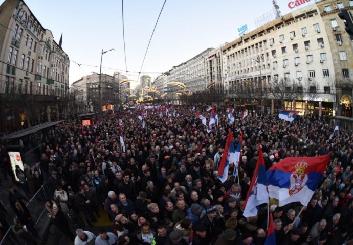 PUTINU NEĆE BITI DOBRO KAD OVO VIDI: Više od 100.000 LJUDI blokiralo Beograd, NOSE TRANSPARENTE, OVO SE JOŠ NIJE DESILO (FOTO)