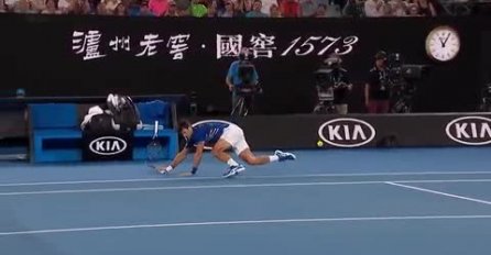 MUK U AUSTRALIJI: Novak se zaletio, sapleo i pao, PA PREVRNUO NA GLAVU! (VIDEO)
