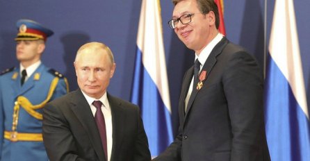 DOK SE PUTIN RUKOVAO SA VUČIĆEM, MALO KO JE PRIMIJETIO DETALJ NA NJEGOVOJ RUCI: Neće vam biti dobro kad vidite! (FOTO)