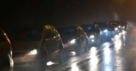 KILOMETARSKE KOLONE: Problemi na M-18, popriječeno vozilo blokira saobraćaj