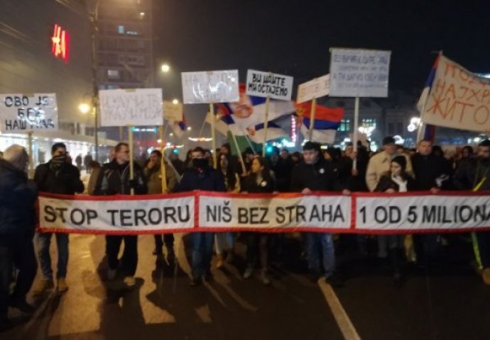 PROTESTI U SRBIJI:  Večeras okupljanja u Novom Sadu, Nišu i Zaječaru