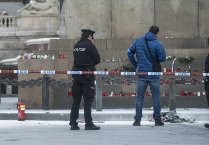 Muškarac se zapalio na glavnom trgu u Pragu