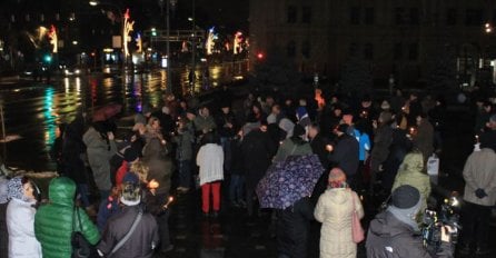 Borba za istinu i pravdu: U Banjojluci i večeras su brojni građani zapalili svijeće