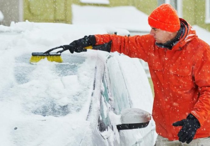 NE PATITE SE OVAKO! On je uzeo crijevo usisivača, prikačio ga na auspuh i za nekoliko minuta očistio cijelo auto od snijega i leda (VIDEO)