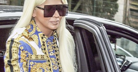 PRVI PUT U JAVNOSTI NAKON AFERE, JELENA DOŠLA NA SNIMANJE: Ono što su UGLEDALI U NJENOJ RUCI, zabrinulo je sve (FOTO)