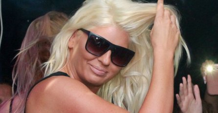 MRŠAVICA BEZ SILIKONA: Ovako je JELENA KARLEUŠA izgledala na prvom nastupu prije 24 GODINE, SMIJAT ĆETE SE DANIMA (VIDEO)