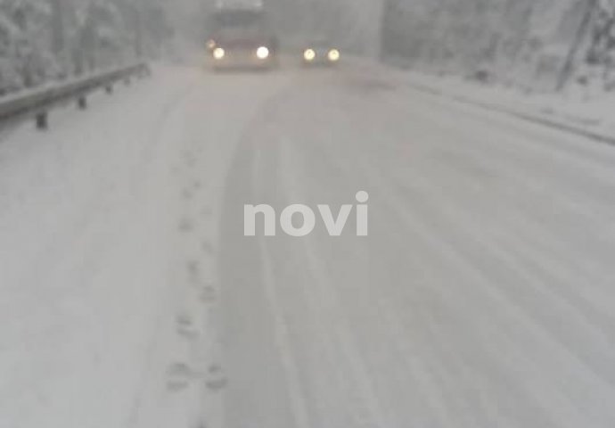 SNJEŽNE PADAVINE NAPRAVILE HAOS ŠIROM BIH: U Jablanici nesreća i kilometarska kolona vozila (FOTO + VIDEO)