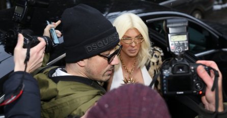 JEDVA IZAŠLA IZ AUTA, SKRATILA KOSU, JELENA SE PONOVO POJAVILA NA SNIMANJU "ZVEZDA GRANDA": Svi su gledali šta sada nosi u ruci! 