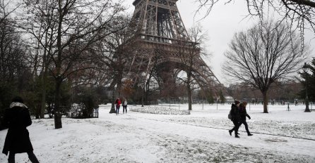 U PARIZU HAOS ZBOG SNIJEGA: Zatvorena Ajfelova kula, saobraćaj u zastoju, a sve zbog 5 cm bijelog pokrivača! (FOTO)